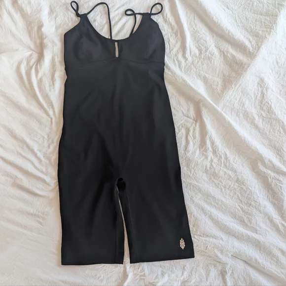 Elegant Black Sleeveless Jumpsuit - Picture 1 of 12